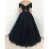 Off Gothic a Glamourory Line Schulter Brautkleider Brautkleider Perlen Applikationen Schnüren Rücken Land Schwarze Robe Mariage Ppliquen