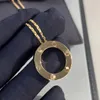 520 Collier essentiel de la Saint-Valentin High V Gold Love Full Diamond Collier plaqué 18k Pendant rond en or avec chariot Colliers d'origine