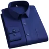 Koszulki męskie klasyczne męskie koszulę biznesową długie sle swobodne biuro ślub solidny formalny soft soft komfort smmoth fit granatowy ubrania 4xl D240507