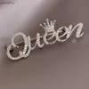 Pins Spettame alla lettera di queen alla moda intarsiata con spilla di strass adatto a donne a fascino semplice ed elegante in lega casual in lega abito dono di matrimonio wx