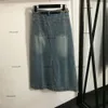 مصمم تنورات نساء تنانير العلامة التجارية Denim Skirt Fashion Letter Logo Logo Summer Overkirt تقسيم المتوسط ​​الطويل التنانير النسائية فستان السفر مارس 06