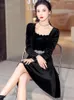 Повседневные платья Pinkoz Gothic Chic Women Midi A-Line Платье Бархат-квадратное воротник Черный элегантная молодая женщина с поясными везидами