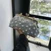 Schoudertassen meid tas pearled handtas voor vrouwen 2024 mode kant bloem dame messenger metaal frame luxe feestavond