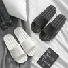 Sandales de plage d'été de pantoufle salle de bain non glissante Eva Floor chaussures plates adaptées à l'intérieur et à l'extérieur 240416