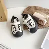 Sandals Boys Baotou 2024 Été New Childrens Sports Beach Shoes Filles Girls Korean Edition Big Headred Ugly and Cute Shoe Trend H240507