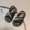 Sandalen 2024 Kinderz zomer nieuw voor mannen en vrouwen zachte zool anti slip baby klittenband schoenen mode H240507