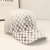 Säljer män och kvinnors modetrender Summer Street Couples Letter Baseball Caps Hatts Mångsidiga Sports Duckbill Caps 240507