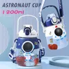 Tassen Geschirr Utensilien süße kleine Jungen Plastik Tasse Kinder Wassertasse Sippy Cup Creative Handheld Cup Cartoon Astronaut Kinderbecher Schüler Wasser Cupl2405