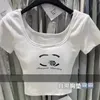 Neues Design Frauen-Logo Blumendruck kurzarm gepolsterter Baumwoll-T-Shirts Crop Tops