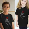 Abiti abbinati in famiglia Funny Family Outfits Famiglia Figlia Figlia Son Vestiti Heart Tshirts Dad Mom and Me Kids Clothes Mommy Baby Outfits D240507