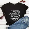 Kvinnors t-shirt kaffekrubs och gummihandskar t-shirt roligt sjuksköterska liv citat topp tee skjorta söta kvinnor grafisk ammande t-shirt d240507