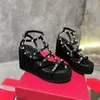 العلامات التجارية الفاخرة الصيفية فاخرة النساء ترصيع صندل الأحذية منصة إسفين أسود عارية العجل الجلود الحبل سيدة الراحة المشي EU35-43