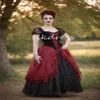 Viktorianische gotische mittelalterliche Brautkleider 2024 Schwarz mit rot kontrastfarbener Ästhetik Kurzärmel Rüschen Renaissance 1950er Brautkleider Elvish Robe Mariage