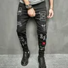 Herren Jeans Männer stilvolle Hip -Hop -Stickereien Skinny Jeanshose Männlicher Strt -Stil Slim Jogging Denim Pants Y240507