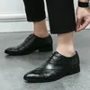 Brown Derby Chaussures pour hommes pointues à lacets à lacets Chaussures formelles à la main