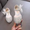 Sandales 2024 Nouveaux enfants Sandales pour filles Summer Princesse Pearl Bowknot Dance Sandales Fashion Sweet Enfants Robe Robe Chaussures