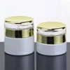 Garrafas de armazenamento atacado 50g jarra de vidro garrafa pérola de pérola embalagem de maquiagem de recipiente com prata brilhante e tampa dourada