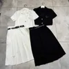 Tweedelige kledingontwerper Trendy Brand Triangle Product Flip Collar Short Suit Jack met hoge taille en riem geplooide rokset 1x0u