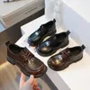 Sneakers Boys Black Small Leather Chaussures pour le printemps et l'automne 2024 ÉCOLE ENFANTS ÉCOLE GUISS Bébé avec un costume Robe Performance H240507