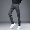 Jeans masculins printemps d'été Soft Stretch Denim Jeans régulier Classic Fashion Black Grey Slim pantalon Male Little Ft Denim Pantalon Y240507