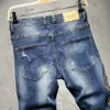 Modekleding 2024 Borduurde ware religieuze scheurd jeans shorts mannen ontwerp sense borduurde slanke scheur knappe voeten casual heren kleine jeans ontwerpen