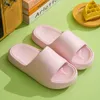 Slipper Ny sommar kortfattad solid färg damer hemskor för kvinnor par mysiga objektglas tak mjuka sandaler män tofflor inomhus flip flops