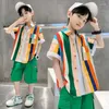 Vêtements Ensembles de chemises de bouton de costume d'été pour garçons deux pièces 2024 Corée Stripes colorées Green Sporty et Cool Street Costumes