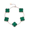 Bracelet à charme unique conçu pour les amoureux de l'herbe à quatre feuilles bracelet à cinq fleurs luxe rose fashion fille cadeau de la Saint-Valentin avec cleefly commun