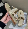 15a Chanells Sandbeach Kanalı Tshape Chaannel İnci Kadın Eğlence Klasik Sandal Sandal Sandal Tasarımcısı Basit Kadınlar Moda Konforu Deri Sandal Tokalı Mandal