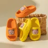 Crianças chinelas de verão desenho animado urso sapatos caseiros para meninos meninas mole eva salto plano chinelos praia crianças crianças slides 240507