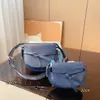 Tasarımcı eyer çantası Kadınlar tek omuz çanta çantası üst düzey deri yay flip tote çanta klasik nakış geniş arka kayış taşınabilir crossbody çanta