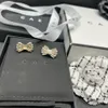 Pendientes premium de 18K Pendientes de oro diseñador de diseñador en forma de arco Pendientes modernos de moda de joyas de diamantes de alta calidad con una reunión de regalos de alta calidad