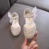 Sandales 2024 Nouveaux enfants Sandales pour filles Summer Princesse Pearl Bowknot Dance Sandales Fashion Sweet Enfants Robe Robe Chaussures