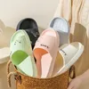 Slipper Fashion Summer Relief Design Paar Heimschuhe Gent Mule für Frauen gemütliche Objektträger geschmische weiche Sandalen Männer Hausschuhe Innenflip Flops