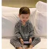 Pyjamas Classic Black-and White Grid Pyjama Set für Jungen Baby Nacht zweiteiliger Sommer- und Herbst-Langarm-Hemd Lose Topl2405