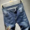 Modekleding 2024 Borduurde ware religieuze scheurd jeans shorts mannen ontwerp sense borduurde slanke scheur knappe voeten casual heren kleine jeans ontwerpen