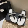 15a Chanells Sandbeach Kanalı Tshape Chaannel İnci Kadın Eğlence Klasik Sandal Sandal Sandal Tasarımcısı Basit Kadınlar Moda Konforu Deri Sandal Tokalı Mandal