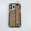Merk geschikt voor iPhone 15 vierkante geëlektroplateerde oude patroon polsband Telefoon Apple 13 houder S22U getijdenhoes