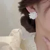 Kolczyki Dangle 2024 Koreańskie białe kwiaty stadnina dla kobiet słodkie kwiatowe dziewczyny w stylu retro w stylu ucha prezenty urodzinowe