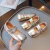 Meisjes Mary Janes smal band Gold Sliver Light Children Flat Shoes 26-36 Stijlvolle vierkante teen feest flexibele lente kinderen schoen 240506