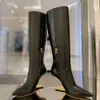 Invierno Nuevo Black Genuine Leather Toes Pointed Toes Boot Boots Boots de rodilla Gold Metal Tacón tallado Luxury para mujeres Botas de moda de la marca de diseñador de lujo Fábrica de fábrica