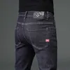 Waschen Sie normale und nicht verblassende dunkle blaue Jeans für Herren tägliche Arbeit Mode Mode städtische Jugendhosen Schlanke fit elastische kleine Füße