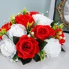 Fiori decorativi splendidamente arrangiamento a sfera di fiori falsi splendidamente realizzati con il rosso di plastica ad alto grado di simulazione