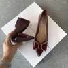 Sapatos casuais calcanhar baixo calcanhar elegante calçados de verão pontiagudo com o arco vermelho para mulher 2024 White Normal Leather Genuine Mark