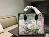 Chanei 2023 Année du Tiger Limited Designer Bags Sac à épaule célèbre Dame Large Taps Hands sacs avec des traits Tigers contre un PA coloré