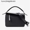 Bolsas de diseñador de alta gama de Loeiwe para mujeres bolsas de geometría empalmada minimalista de mano