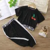 Qinn Baby Kids Tight Summer Odzież Śliczna wiśniowa koszulka z krótkim rękawem Lantern Fashion Suit High Talle Spodnie Ubrania Gorące dziewczyny Dwuczęściowe zestawy przez 1-8 lat