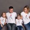Abiti abbinati in famiglia Funny Family Outfits Famiglia Figlia Figlia Son Vestiti Heart Tshirts Dad Mom and Me Kids Clothes Mommy Baby Outfits D240507