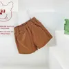 Shorts koreansk stil ny sommar baby flicka pojke fast färg elastisk midja last byxor barn mode tunna outwear kläder h240507