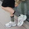 Vrouwelijke sokken modieuze en trendy wocks voor dames set zwart wit gestreepte minimalistische sportstijl gemiddelde lengte